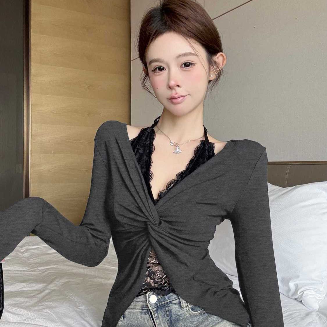 韩系穿搭蕾丝拼接挂脖长袖恤女秋季新款假两件扭结短款辣妹上衣