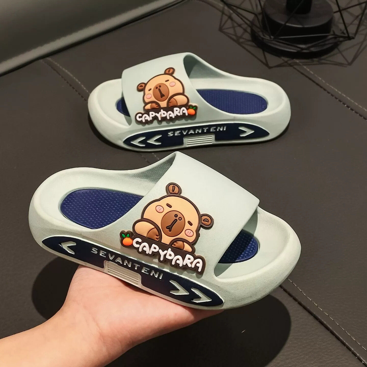 卡皮巴拉儿童拖鞋男童2026新款夏季防滑软底洗澡室内家居男孩凉拖