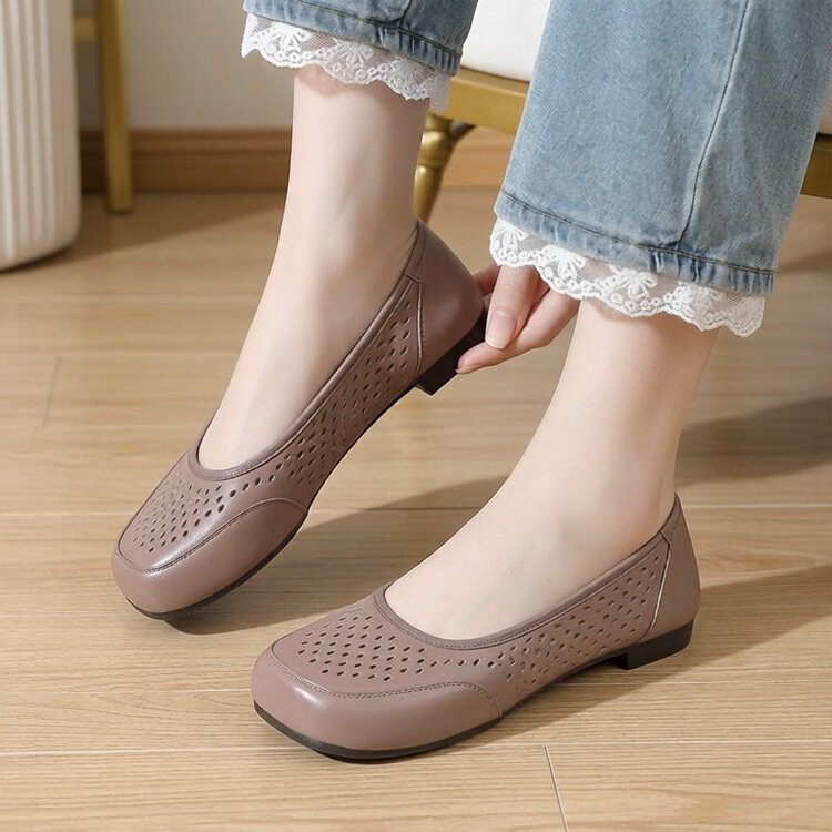 宽脚胖脚女鞋大码41到43春夏真皮软底凉鞋镂空透气洞洞包头妈妈鞋