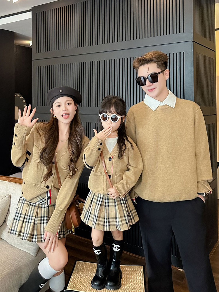 도파민 부모 - 자식 착용 카키색 작은 개월 된  가족 착용 가을 겨울 고급 엄마와 딸 니트 가디건