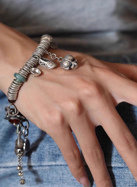 甄媛银饰绣花鞋玛瑙扣手链女