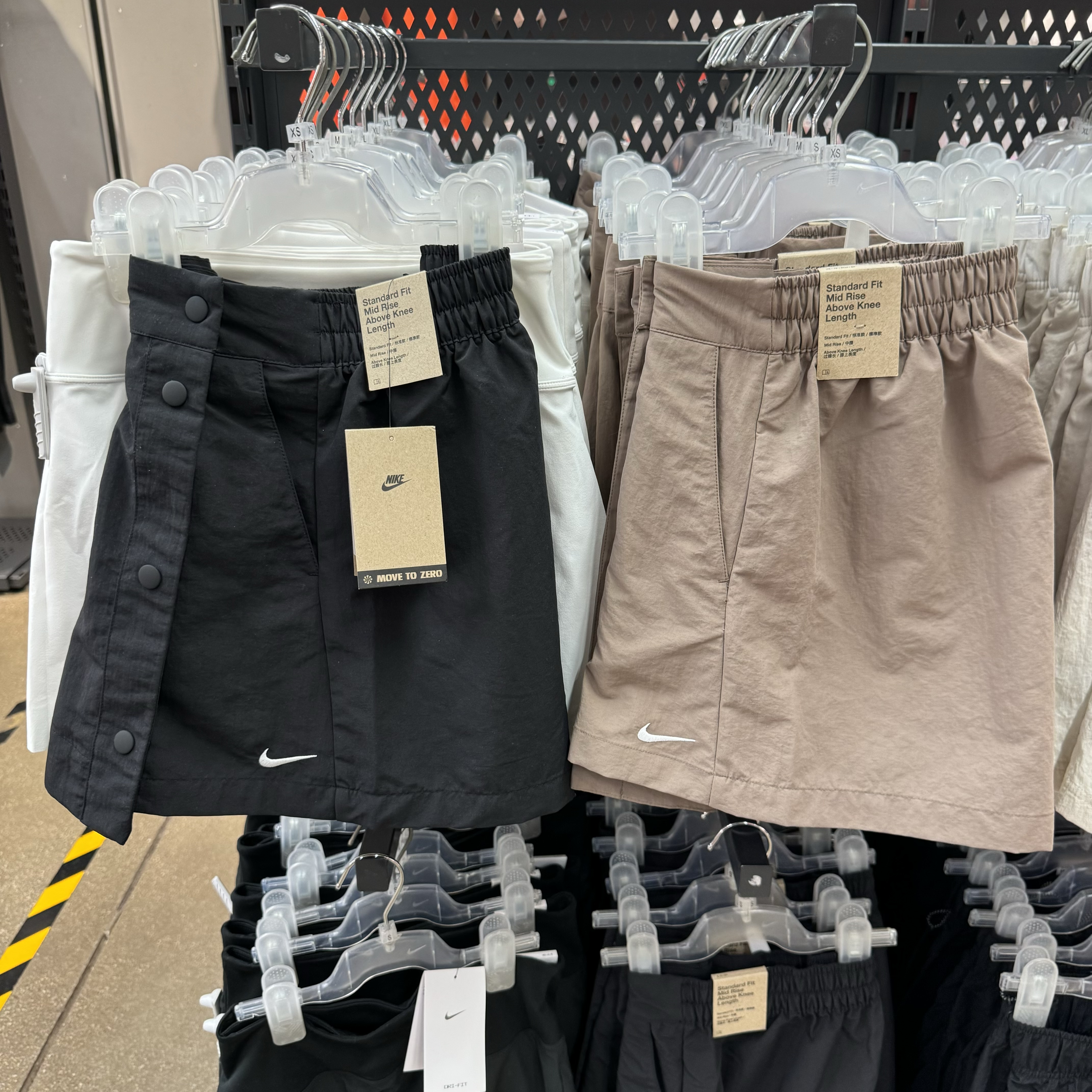 犇犇运动Nike/女子裙裤刺绣小标梭织舒适休闲短裤 HM6980-010-214