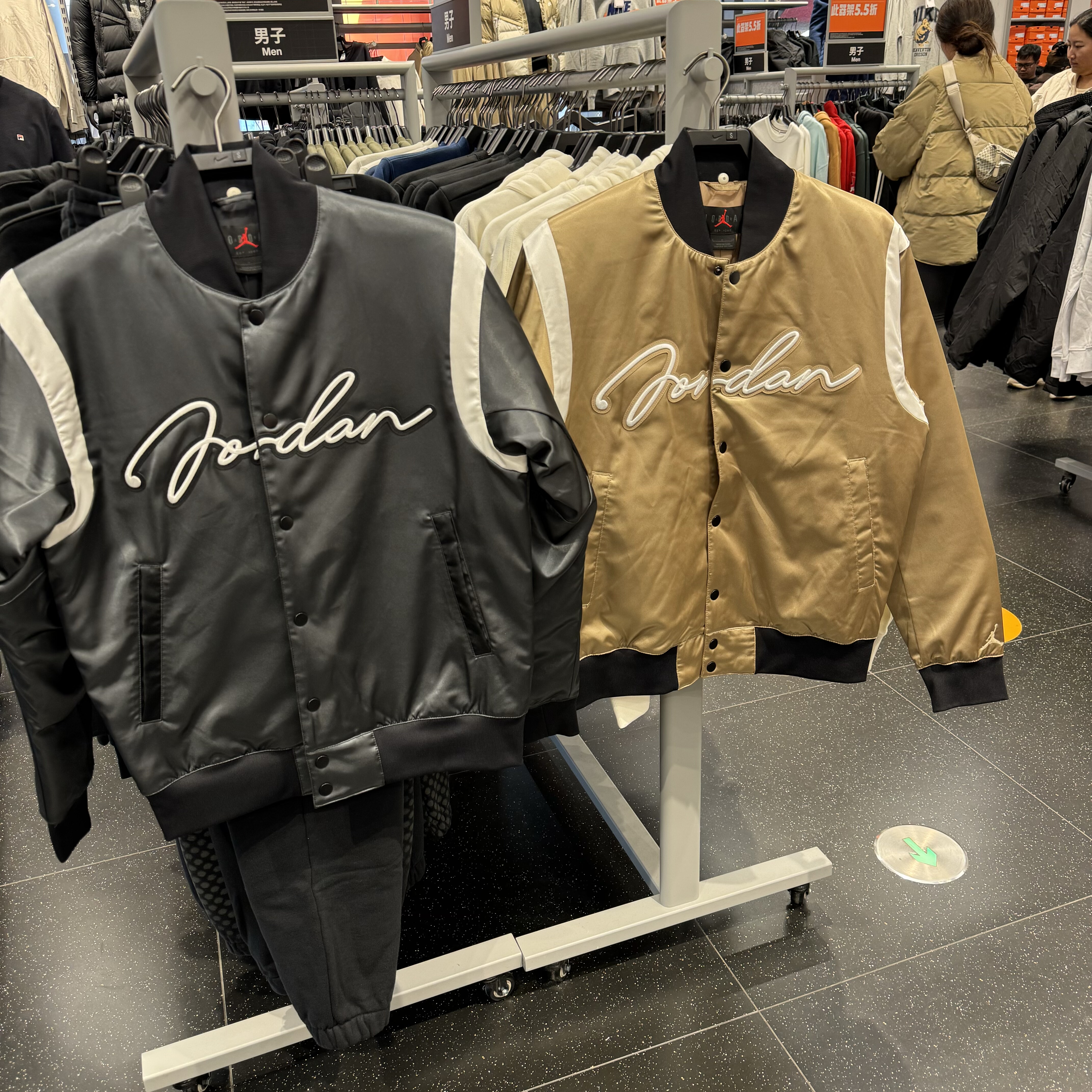 犇犇运动Nike/ 男子宽松立领刺绣棉服棒球衫外套HF9298-045-257
