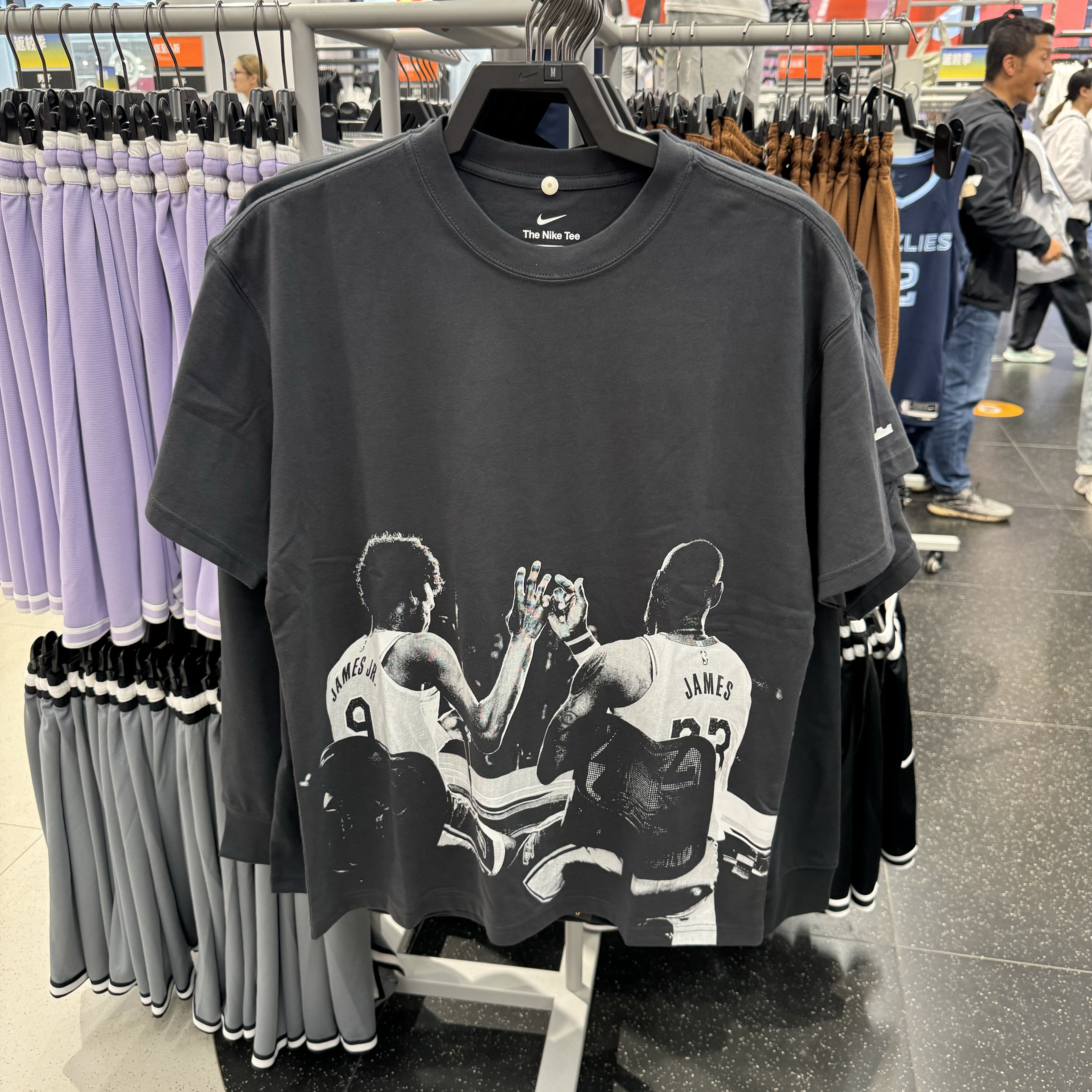 犇犇运动Nike/男子夏季篮球透气詹姆斯圆领休闲短袖T恤IH8541-045