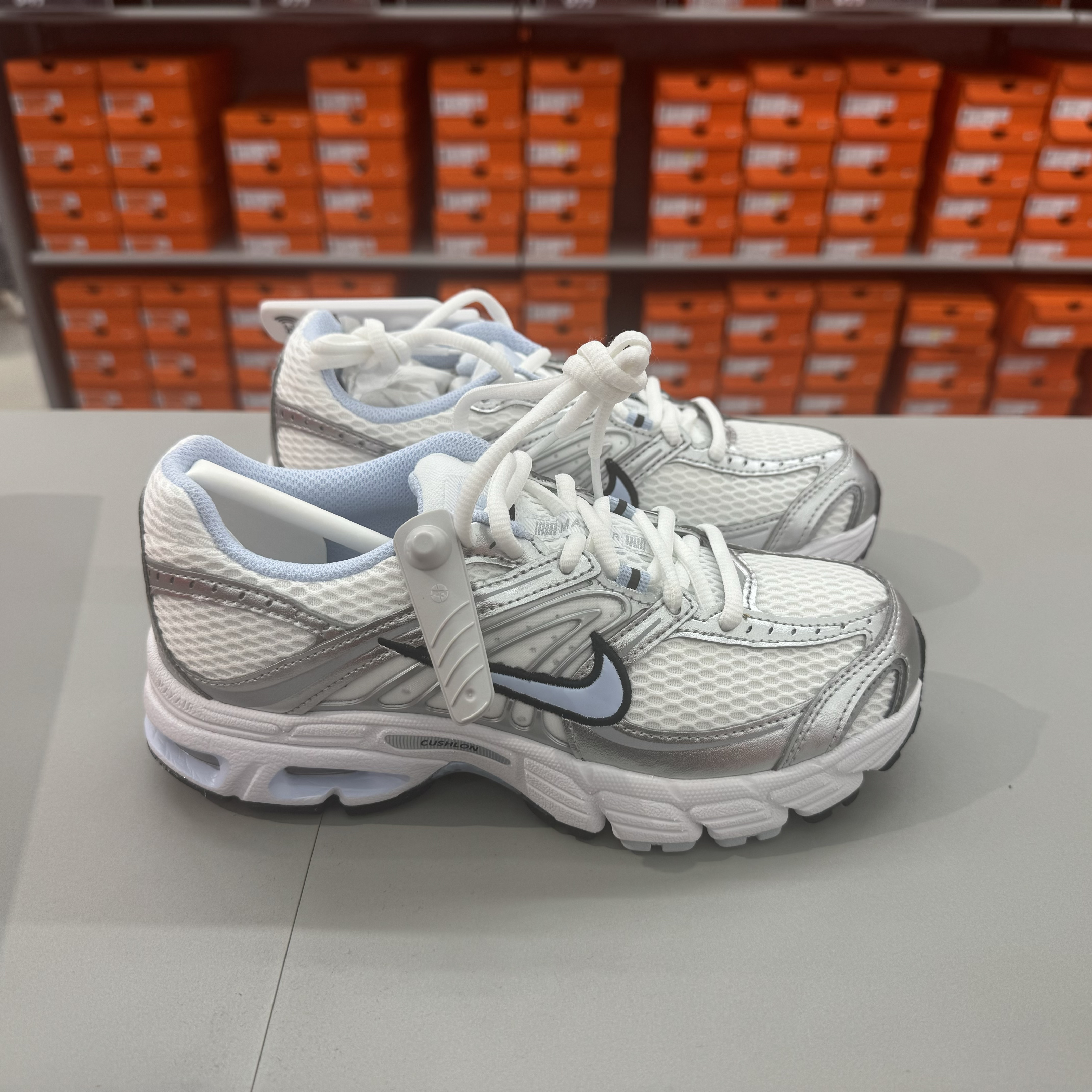 犇犇运动Nike/ 女子耐磨低帮减震舒适气垫休闲鞋 HQ2056-107
