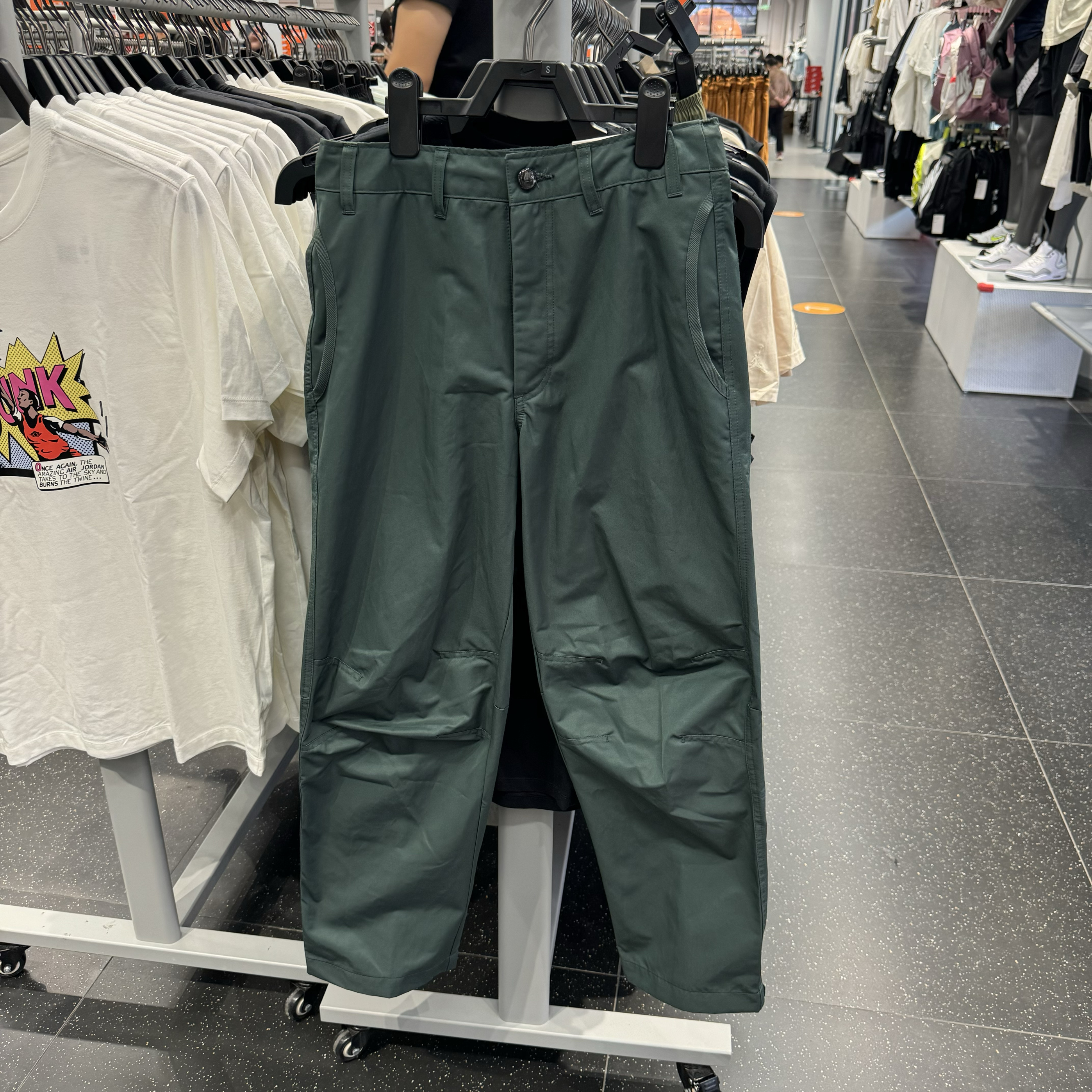 犇犇运动Nike/ 男士复古休闲舒适宽松梭织速干直筒长裤FZ0711-338