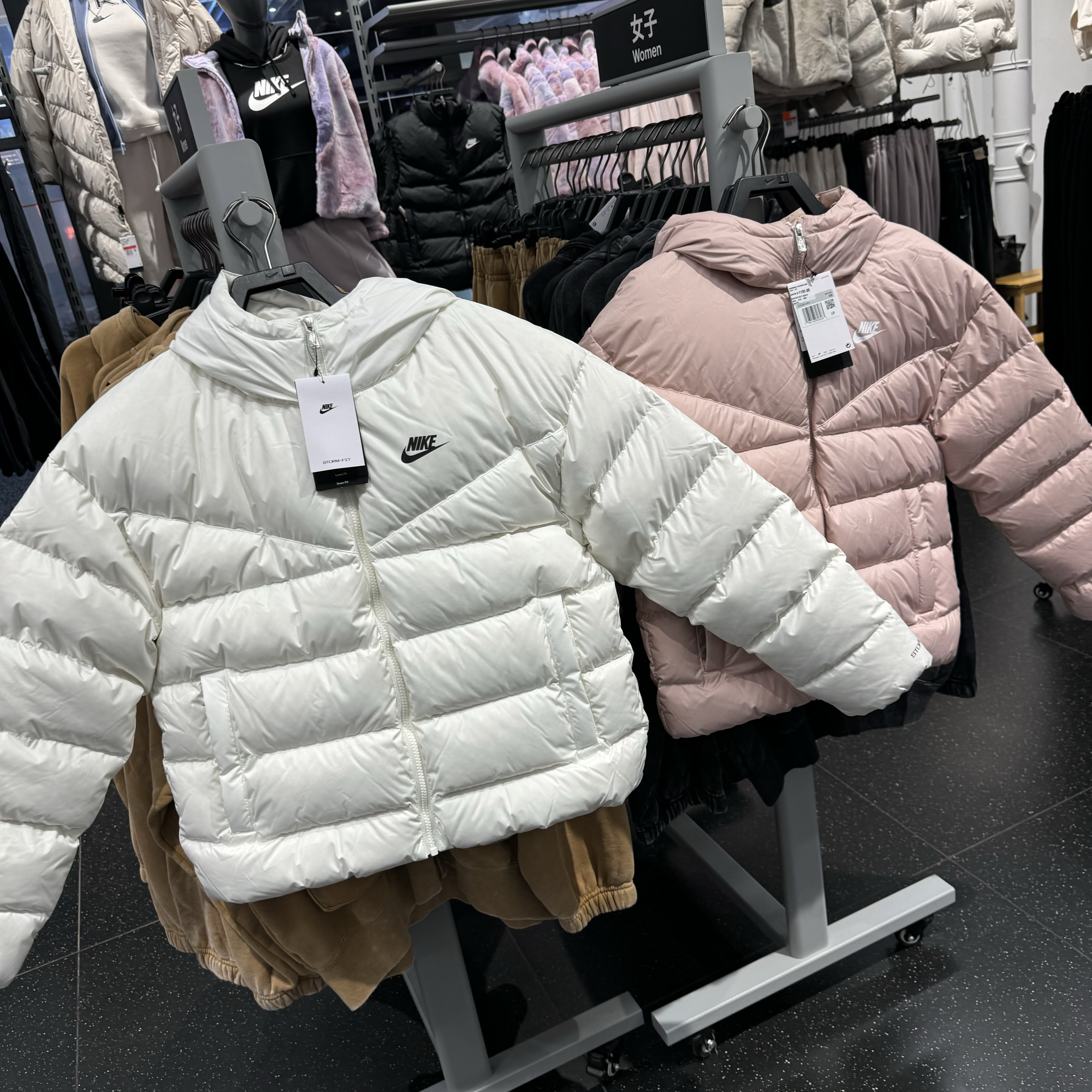 犇犇运动Nike/女子新款保暖连帽防风舒适休闲羽绒服 DQ5904-601