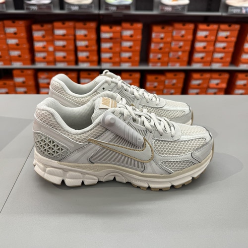 犇犇运动Nike/ 女子休闲鞋网面ZOOM VOMERO5训练跑步鞋IB8929-003