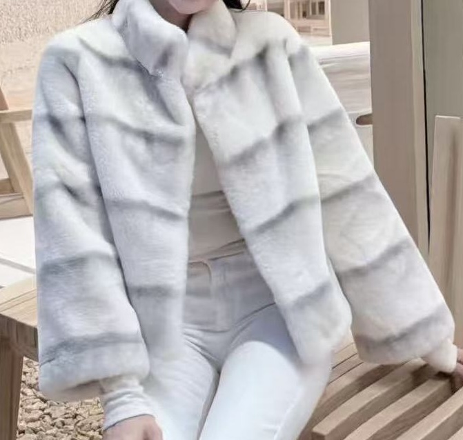 2025新款进口环保毛皮草外套女短款仿兔毛横条纹外套