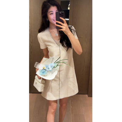 2N.COU妮蔻26夏新款千金风简约设计V领烫钻贵气感显瘦短款连衣裙