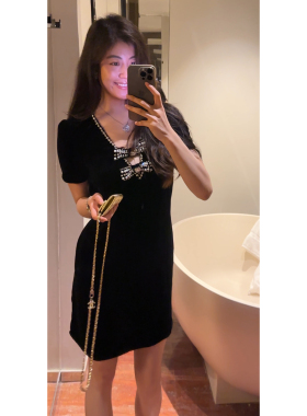 N.COU妮蔻26夏新款桑蚕丝V领钉钻丝绒连衣裙女收腰显瘦气质小黑裙