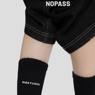 NOPASS 小字母周边配饰粗线中筒袜黑白色袜子女 国潮情侣原创美式