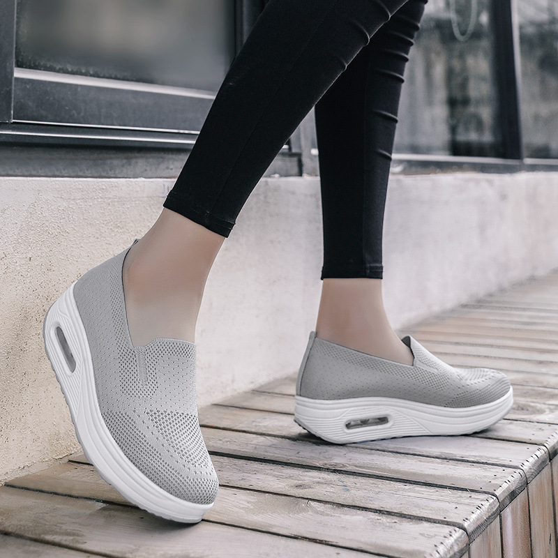 一脚蹬套脚懒人厚底增高气垫运动摇摇鞋新款飞织网面透气休闲女鞋