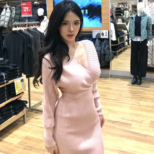 小葵「钓系姐姐」温柔大姐姐!! V领修身针织包臀长袖连衣裙