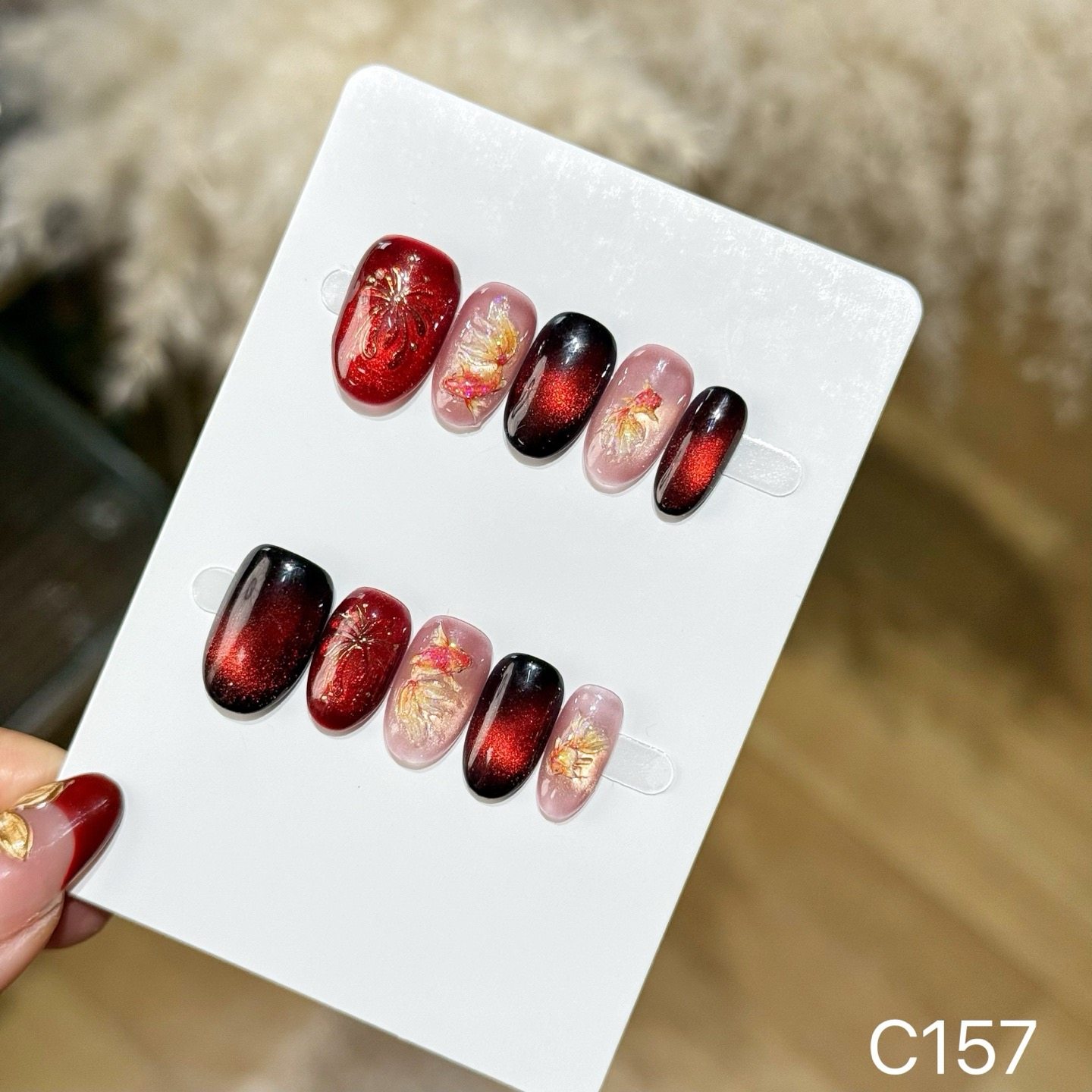 烟花锦鲤手工美甲2026新年红色穿戴甲甲椭圆高级显白短款指甲贴片,彩妆/香水/美妆工具,穿戴甲/甲片,淘宝优惠券,粉丝福利购,淘宝优惠卷