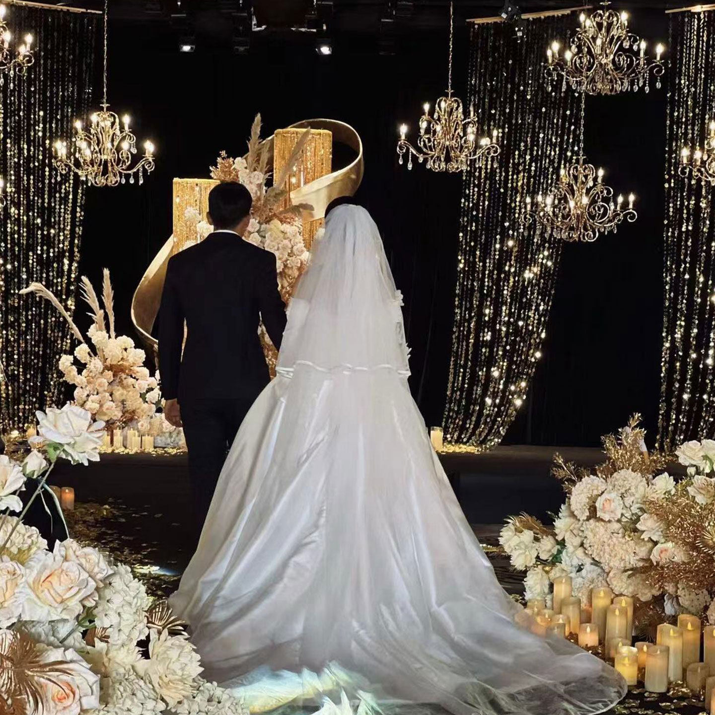 韩式水晶婚礼舞台布置黑金老钱风舞台道具珠帘吊顶diy金银小亮片,节庆用品/礼品,节日装扮用品,淘宝优惠券,粉丝福利购,淘宝优惠卷