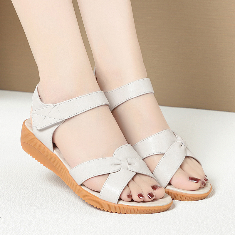 夏季新款软底平跟软皮防滑牛筋底妈妈女凉鞋中老年大码凉皮鞋时尚