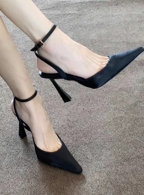气质法式黑色绸缎一字扣带包头凉鞋女2025春夏新款细跟尖头高跟鞋