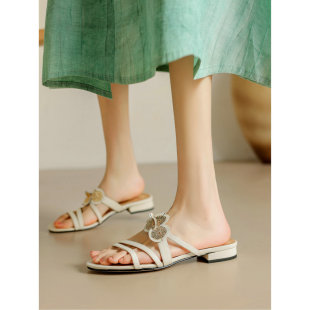 法式金色花朵一字带凉拖鞋女夏季外穿真皮细带平底露趾一字拖白色