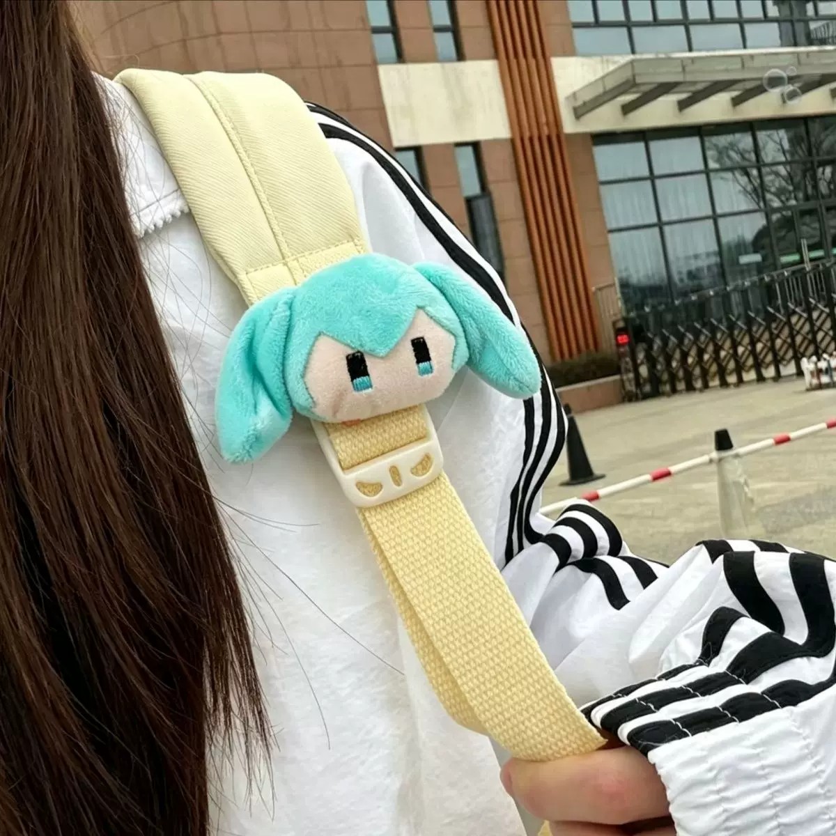 新款绑在书包肩带上的初音萌玩偶挂件可爱抱抱魔术贴书包趴肩礼物