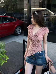 不規則修身 顯瘦獨特漂亮掐腰上衣 t恤女夏季 粉色波點荷葉邊v領短袖