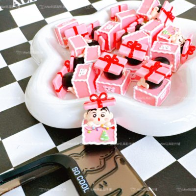 PU设计款蜡笔小新礼物盒子变装公仔DIY串珠奶油胶手机壳摆件笔刀