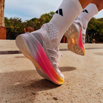 阿迪达斯Ultraboost5.0轻便减震跑鞋