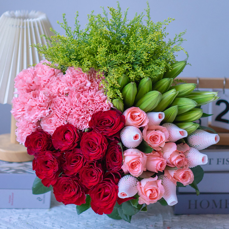 【爆款鲜花】粉玫瑰6枝+红玫瑰5枝+百合5朵+康乃馨10枝+配草