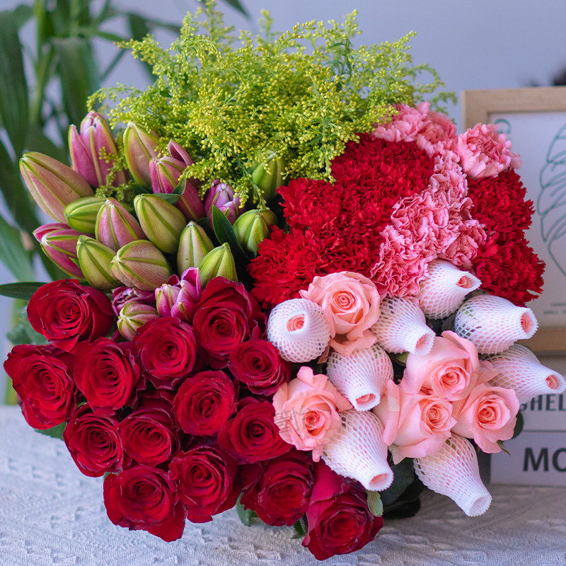 红玫瑰10枝+百合5朵+粉玫瑰5枝+红康乃馨10枝+粉康乃馨10枝+配草