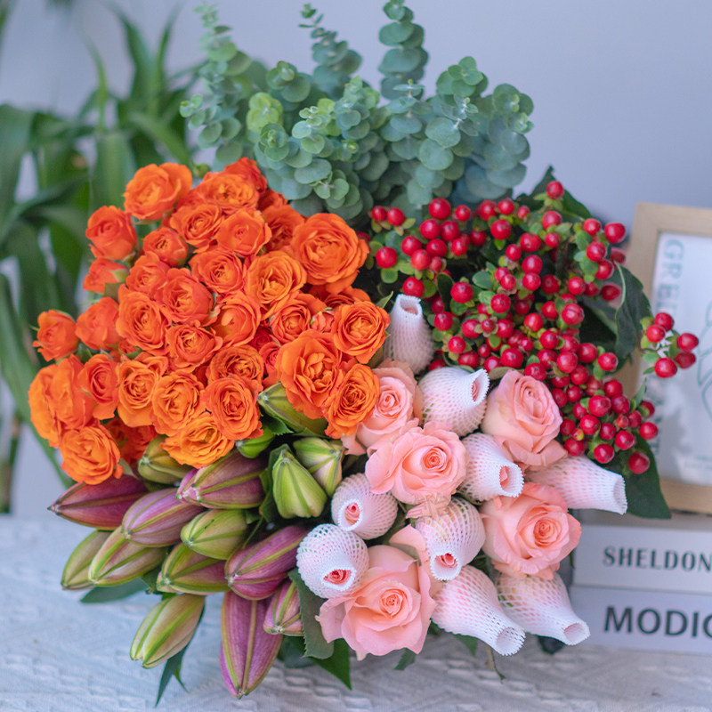 粉玫瑰10枝+百合+红豆+多头玫瑰+配草 室内办公水养鲜切花