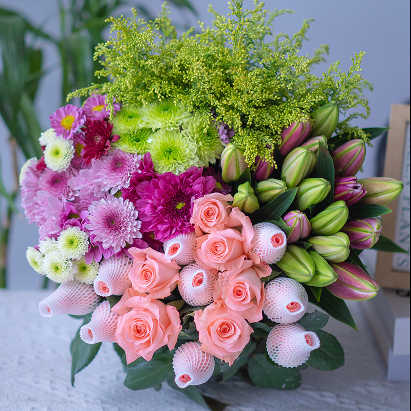 粉玫瑰10枝+香水百合10朵+小雏菊1扎+配草1扎云南昆明基地直发