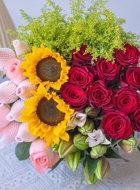 【云南鲜花】粉玫10枝+红玫10枝+香水百合10朵+向日葵2枝+配草