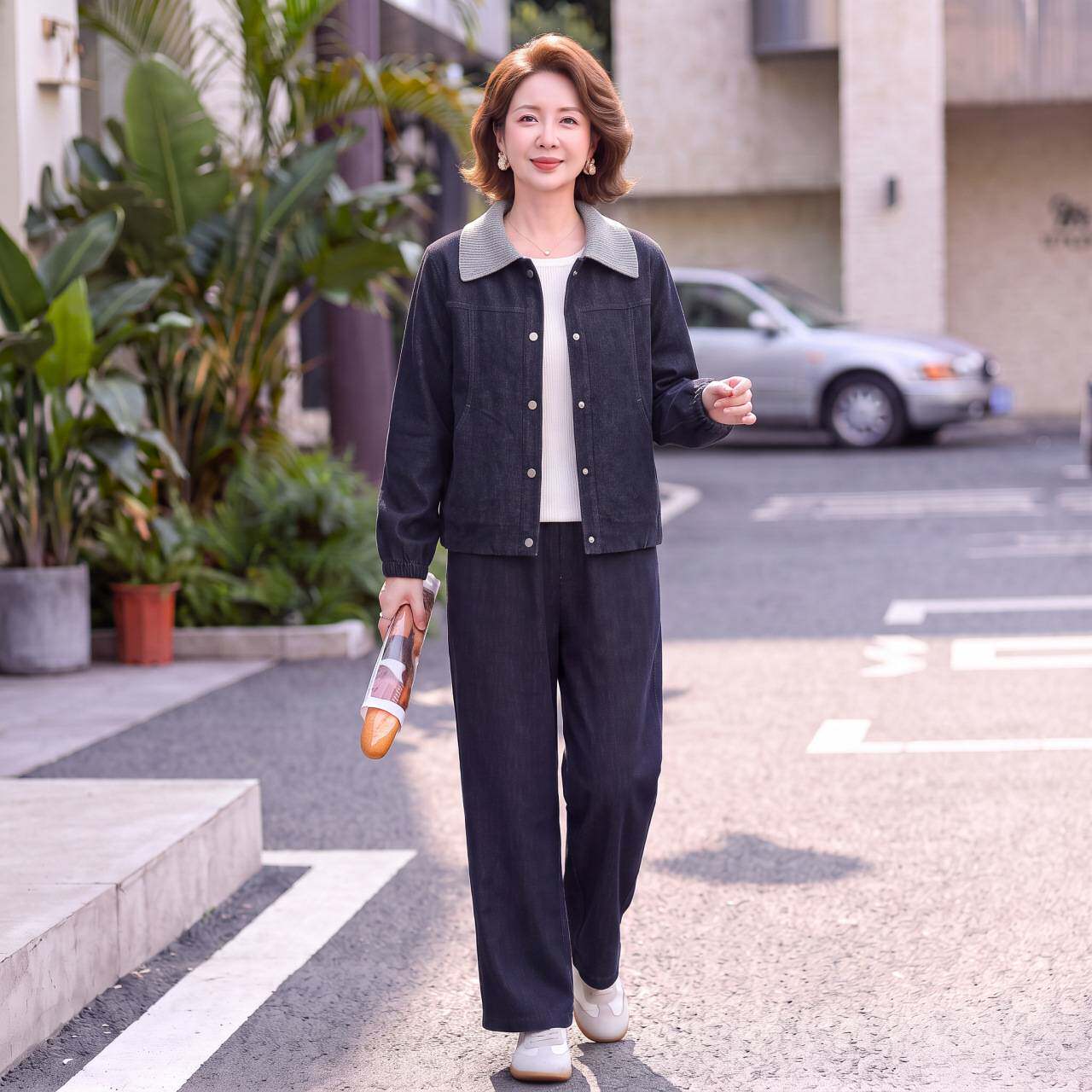 品牌专柜妈妈装春季时尚牛仔翻领上衣休闲裤两件套中老年妇女2026