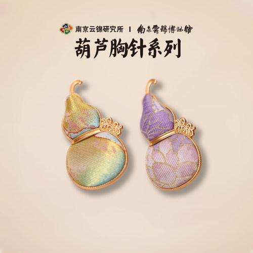 国风葫芦织锦胸针配大衣