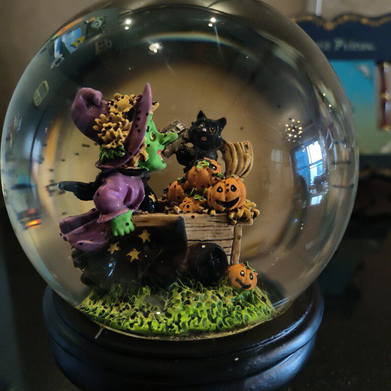 孤品欧美万圣节氛围装饰黑蝙蝠雪花水晶球摆件紫衣巫婆黑猫南瓜车