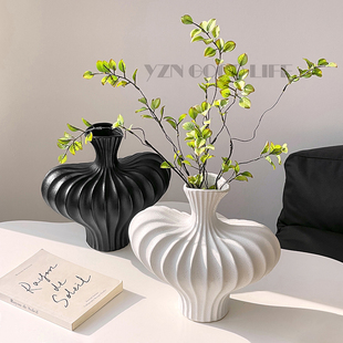 轻奢风陶瓷花瓶艺术耸肩ins家用客厅诧寂风异形插花装饰摆件小众