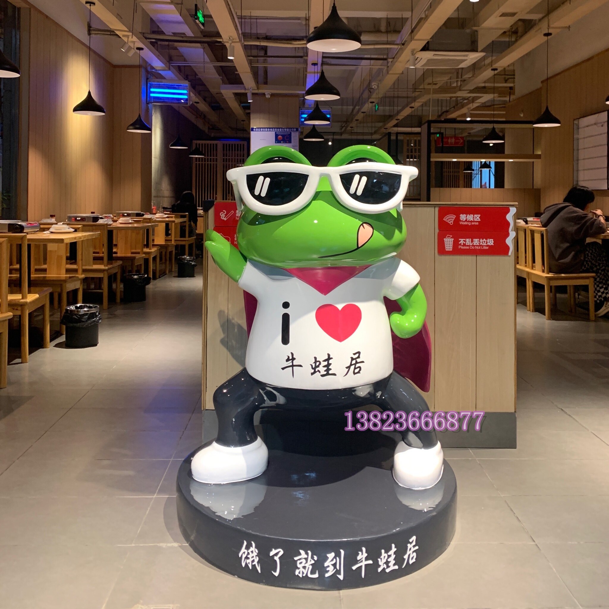 潮玩网红牛蛙火锅店铺餐厅3D潮酷公仔玻璃钢青蛙动漫人物雕塑装饰