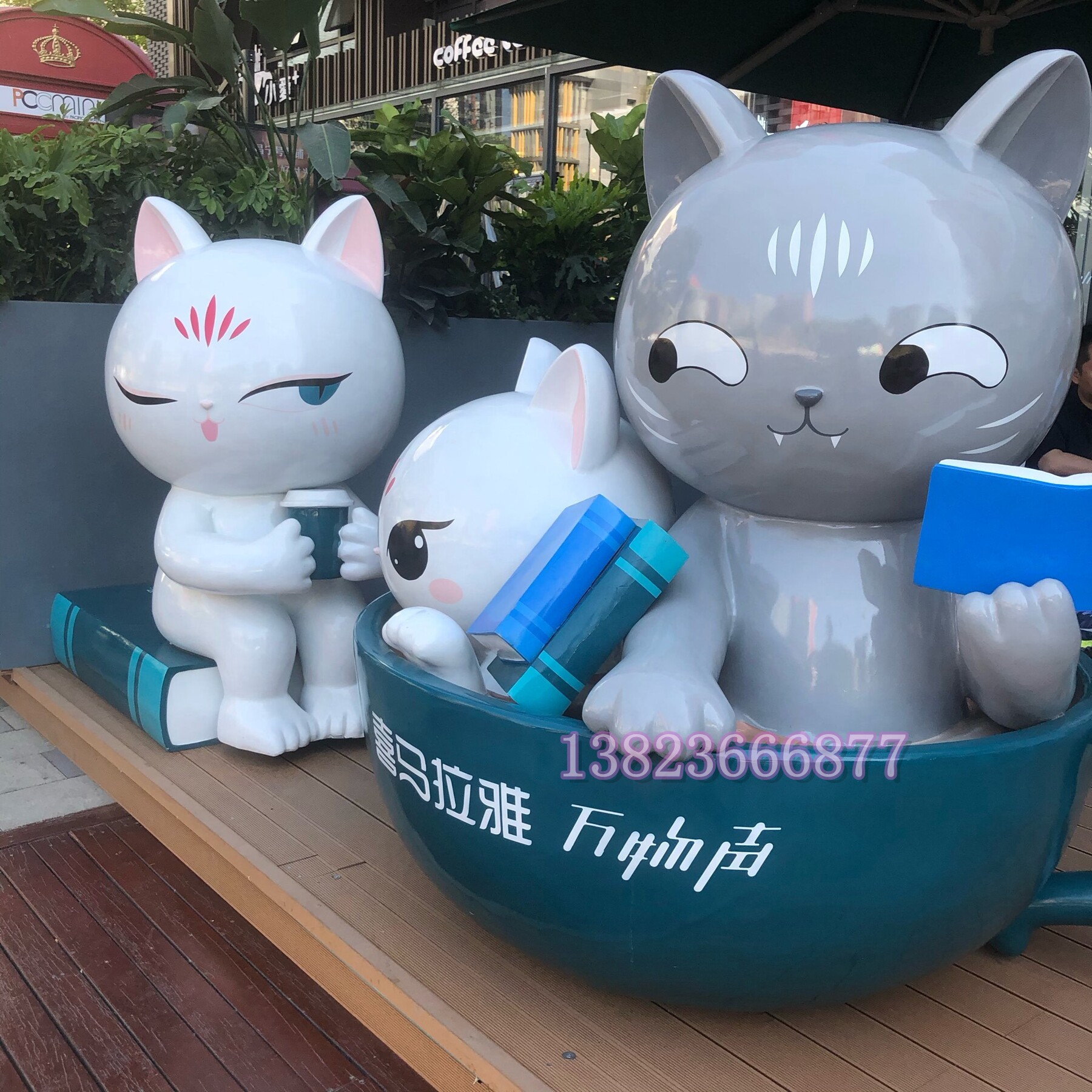 书店网红打卡玻璃钢卡通波斯猫咪狐狸IP动漫形象公仔雕塑艺术装置