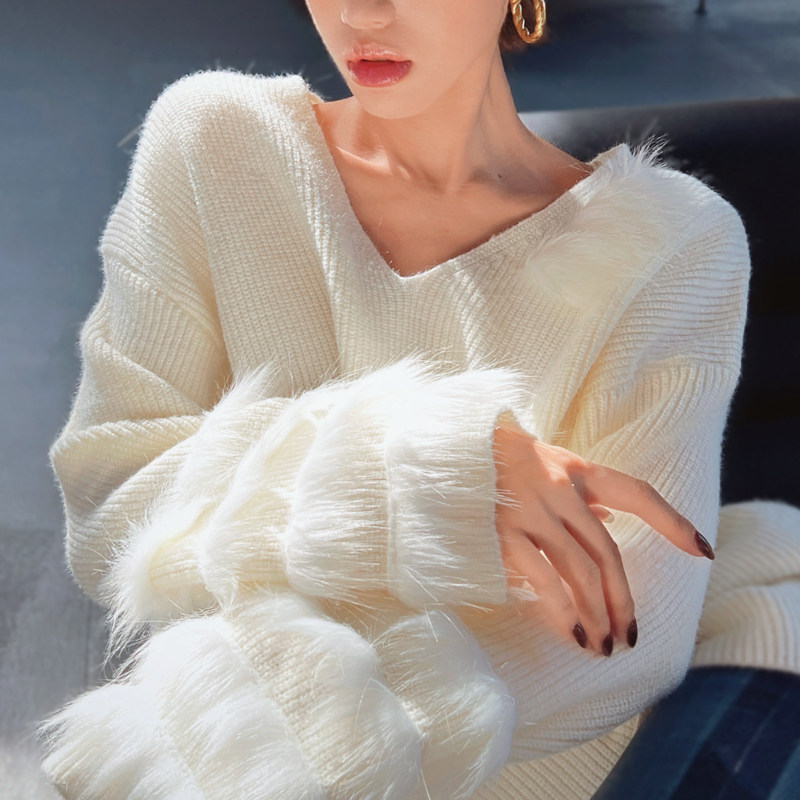 粉红大布娃娃慵懒风白色V领针织毛衣女宽松羽毛袖上衣2025冬新款