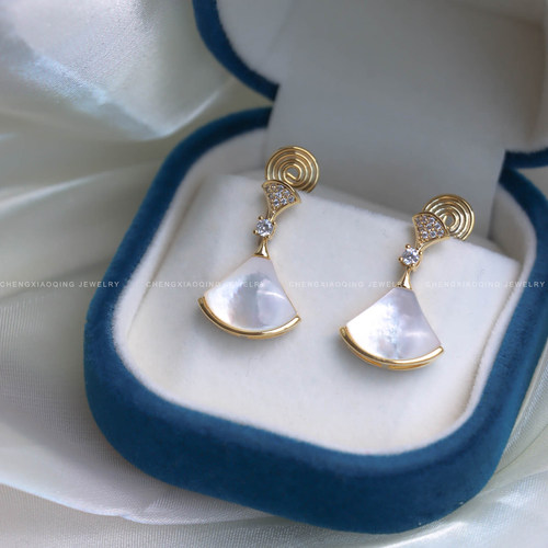 玫瑰同款耳环女 小裙子耳钉天然贝母秋冬耳饰轻奢高级感无洞耳夹