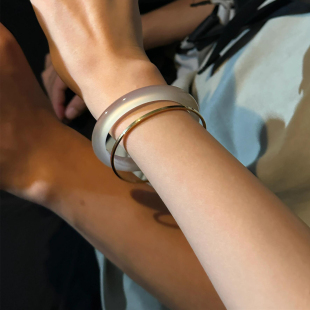 天然高冰白月光玉手镯年轻款 玛瑙玉髓手镯女冰种玉镯女款 细条正品