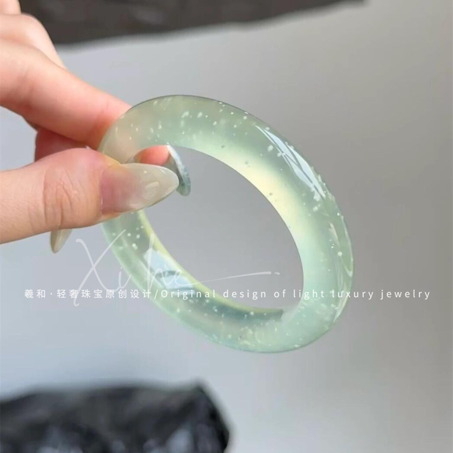 天然老料岫玉手镯女冰种飘花玉镯女款天青冻晴水浅绿色冰透玉镯子