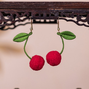 2026新款红色可爱毛绒球耳环秋冬氛围感耳饰手工缠花樱桃耳环
