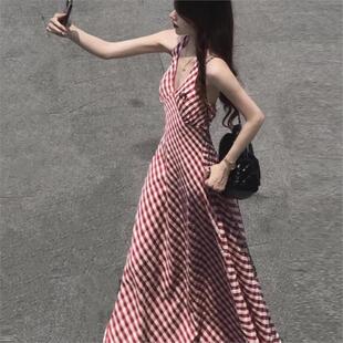 法式复古红色挂脖格子连衣裙女夏季设计感绝美海边度假风吊带长裙