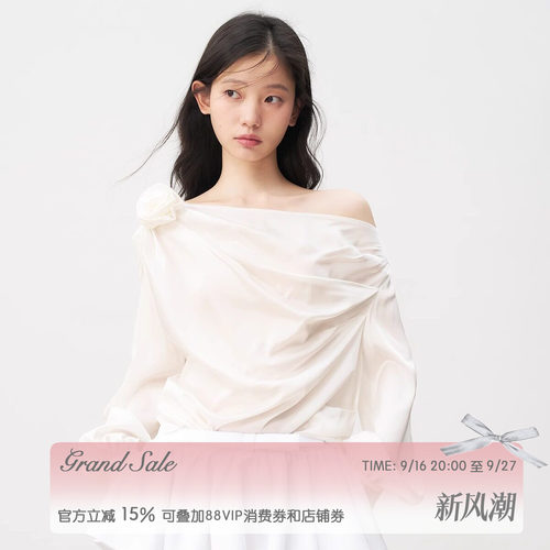 RECIT白色缎面斜肩立体玫瑰上衣