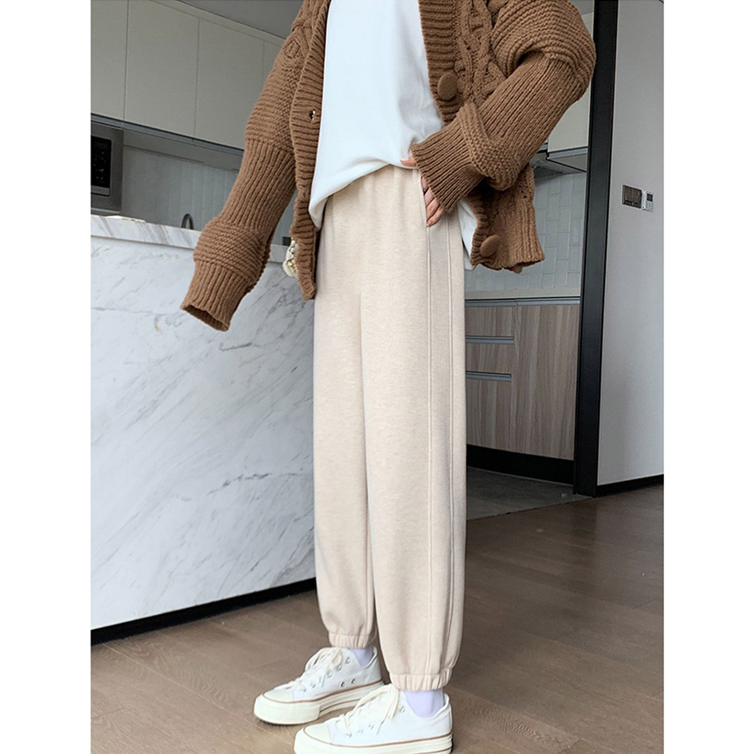 孕妇运动裤女春秋冬2023年新款宽松束脚加绒卫裤休闲羊绒针织裤子