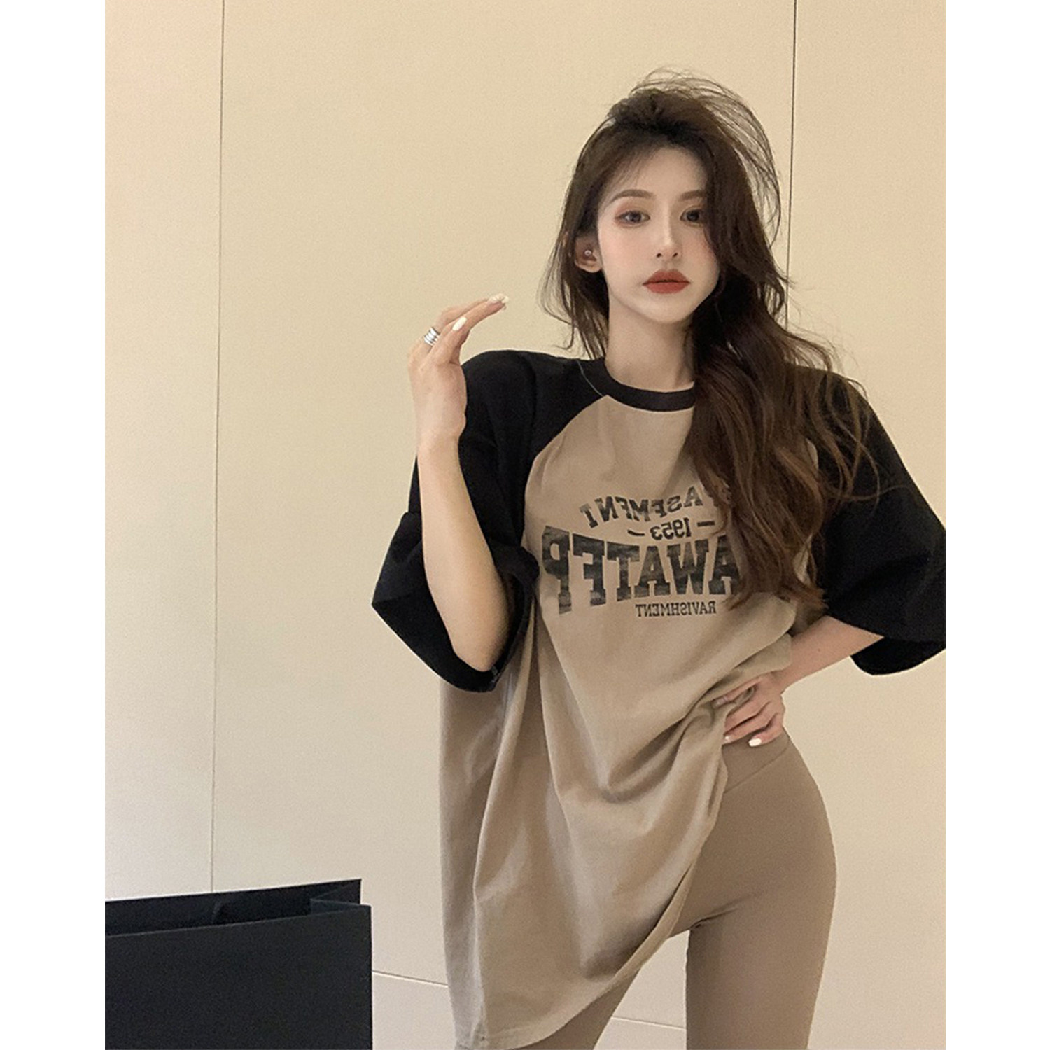 孕妇装2026新款字母插肩袖T恤女中长款宽松休闲印花短袖上衣春夏