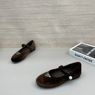 2026春季新款复古三角标真丝绸缎玛丽珍鞋女浅口一字扣带芭蕾单鞋