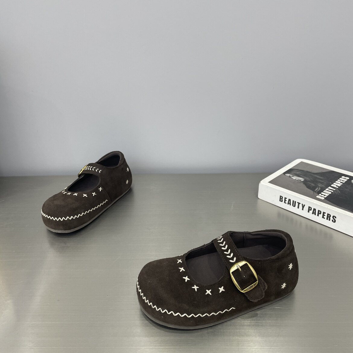 2026春季新款法式复古小众铆钉平底浅口单鞋女小众通勤百搭芭蕾鞋