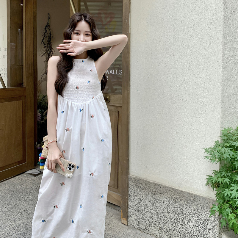 简约日系设计款白色刺绣碎花裙女夏季2025松紧打揽减龄高腰背心裙,女装连衣裙,浙宝100